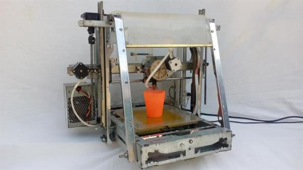 多哥創(chuàng)客完全用電子廢品制造3D打印機(jī)