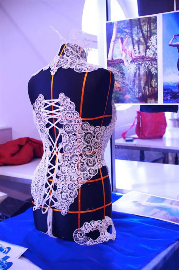 瑞士設(shè)計(jì)師用3D打印筆繪制華麗服裝和胸衣